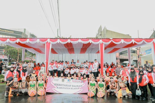 Karnaval Pembangunan Hari Jadi ke-221 Klaten dan HUT ke-80 Republik Indonesia.